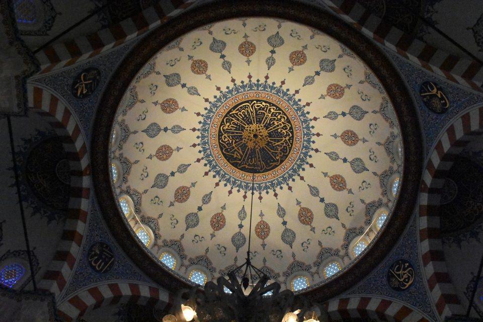 <div>Camiye her gün çok sayıda ziyaretçi geldiğini ifade eden Çınar, "Camiye günde ortalama 150 kişi ziyarette bulunuyor. Ziyaretçilerimiz çok olduğu için kültür merkezimizde, hafta sonları Türk kültürünü ve medeniyetini anlatan faaliyetlerimiz düzenleniyor. Bu kapsamda özellikle Japon ziyaretçilere İslam diniyle alakalı bilgiler veriliyor. İkindi namazı vaktinde ezan dinletiliyor ve namaz kılış şeklimizi izlemeleri için camiye girişlerine müsaade ediliyor." dedi.</div>

<div> </div>
