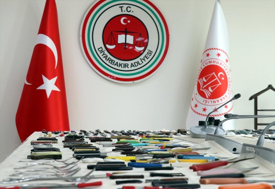 <p><strong>"Adliyenin güvenlik konseptinde başarılı olduğumuzu düşünüyorum" </strong><br />
Adliye girişinde iki uygulama yaptıklarını hatırlatan Başsavcı Güre, şöyle devam etti: <br />
“Bir giren vatandaşların haklarında yakalama kararı olup olmadığını sistemden sorguluyoruz ve hakkında yakalama kararı olan bir vatandaşın adliyeye girmemesini sağlıyoruz. </p>