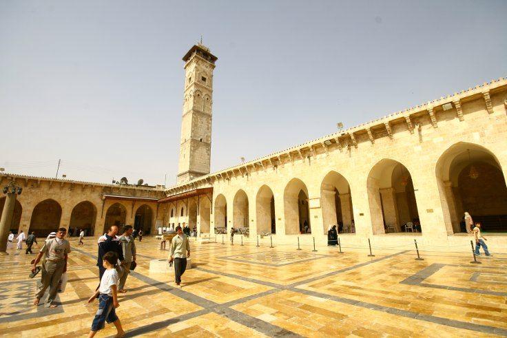 <p>Selçuklu İmparatorluğu döneminde 1090'da inşa edilen caminin 35 metre yüksekliğindeki taş minaresi, 2013'te Suriye rejiminin Halep'teki saldırıları sırasında büyük zarar gördü. Savaşta tahrip edilen tarihi camide 2017'den bu yana yenileme çalışmaları yapılıyor.</p>
