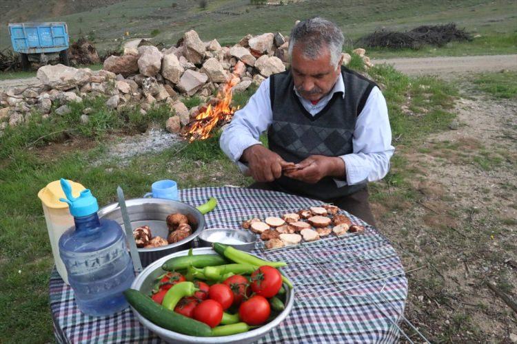 <p>Her yıl kumi sezonunun gelmesini dört gözle beklediklerini ifade eden Şen, "Kumi mantarı özellikle Elazığ'ın Baskil yöresinde, Malatya'nın da bazı bölgelerinde yetişen bir mantar türüdür. Toprağı kabartarak kendini gösteriyor, bu şekilde yerini tespit ederek çomaklarla topluyoruz. Ancak bu mantarı bilmeyenlerin toplamaması gerekiyor." dedi.</p>
<p> </p>