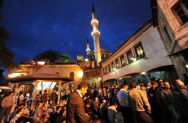 <p>9. EY RAB!</p>
<p>Ellerimiz-ağızlarımız, gözlerimiz-kulaklarımız, dillerimiz-dudaklarımız yaratılış gayelerinden fersah fersah uzak ve âdeta nankörlüğe kilitli; eller memnû meyvelerde, ağızlar harama açık duruyor; gözler başkalarının kusur müfettişi.. yalan revaçta, hıyanet âdiyattan bir şey, hakkın ismi var sadece; adalet "sayyâd-ı bîinsaf"ların hazırladığı kapanların önüne saçılmış birkaç dane gibi bir şey; vefa Kafdağı'nın arkasında, ahde hürmet unutulup da bir köşede kalmış; buna karşılık haksızlık firavunları utandıracak dorukta.</p>