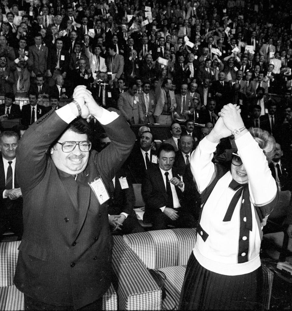 <p>13 Nisan 1985'de ANAP'ın Büyük Kongresi, Atatürk Spor Salonu'nda yapıldı. Özal ve eşi Semra Özal, kongrede delegeleri selamdı. </p>
