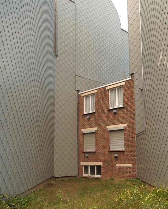 <p>Belçikalı bir adam gördüğü kötü mimarili evler hakkında resimler topladı ve ortaya bu görüntüler çıktı.</p>
