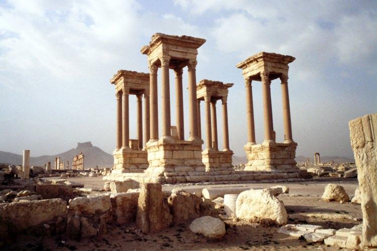 <p>Muhteşem eserlerin gün yüzüne çıkartıldığı kent, 1980'de UNESCO tarafından dünya mirası listesine alındı. Terör örgütü DEAŞ'ın 2015'te antik kenti ele geçirmesinin ardından ünlü El Lat Aslanı Heykeli, Baal Şamin Tapınağı, Palmira'nın en ünlü yapılarından Tetrapilon ve Roma döneminden kalma tiyatro gibi antik kentteki çok sayıda tarihi eser bombalarla, balyoz darbeleriyle yerle bir oldu ve insanlık tarihinin önemli bölümü yok oldu.</p>
