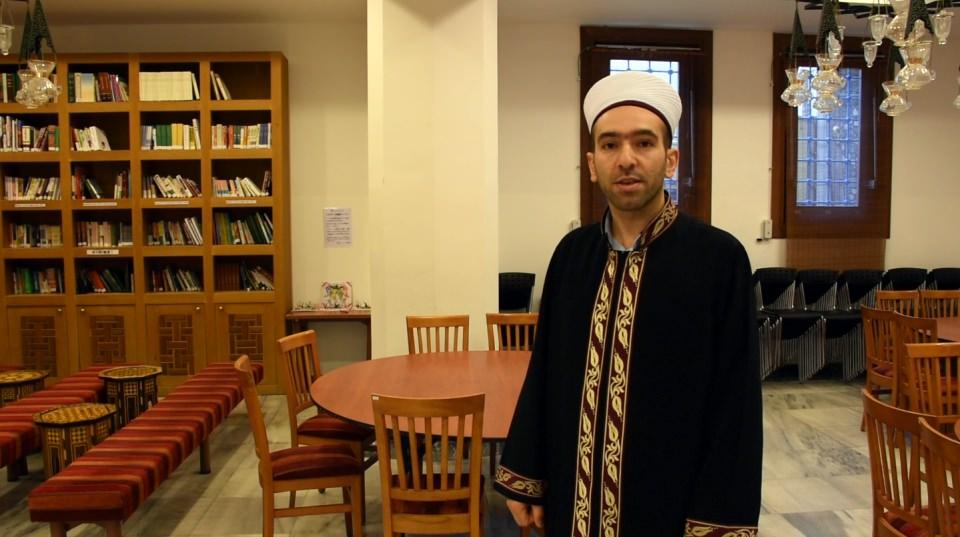 <p>Nagoya'da da Türk camisi için görüşmeler sürüyor</p>
<p>Çınar ayrıca, Tokyo Camisi'nin yanı sıra Nagoya kentinde Diyanete bağlı bir mescidin iki ay önce açıldığını belirterek, bu şehirde de bir Türk camisinin inşası için görüşmelerin sürdüğünü hatırlattı.</p>
<p>Japonya'daki Müslümanların en büyük ihtiyaçlarından birinin helal ürün satan market olduğunu vurgulayan Çınar, "Caminin yanında inşa edilen yeni kültür merkezi binasında da en kısa zamanda bir helal marketimiz de açılacak." ifadesini kullandı. </p>