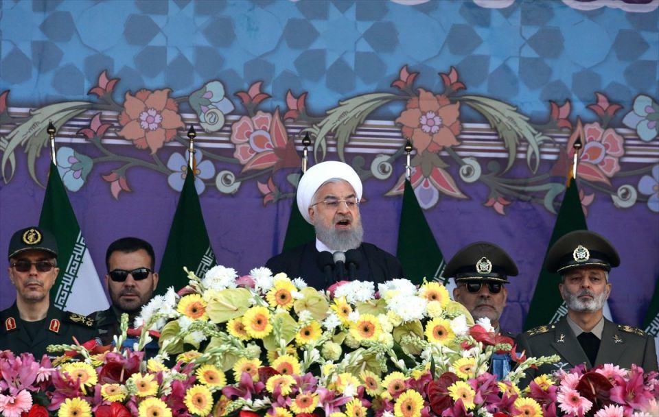 <p>İran'da 18 Nisan Ulusal Ordu Günü nedeniyle 1979 devrimi lideri Ayetullah Ruhullah Humeyni'nin başkent Tahran'daki türbesinin önünde Cumhurbaşkanı Hasan Ruhani ve üst düzey askeri yetkililerin katılımıyla askeri geçit töreni düzenlendi.</p>
