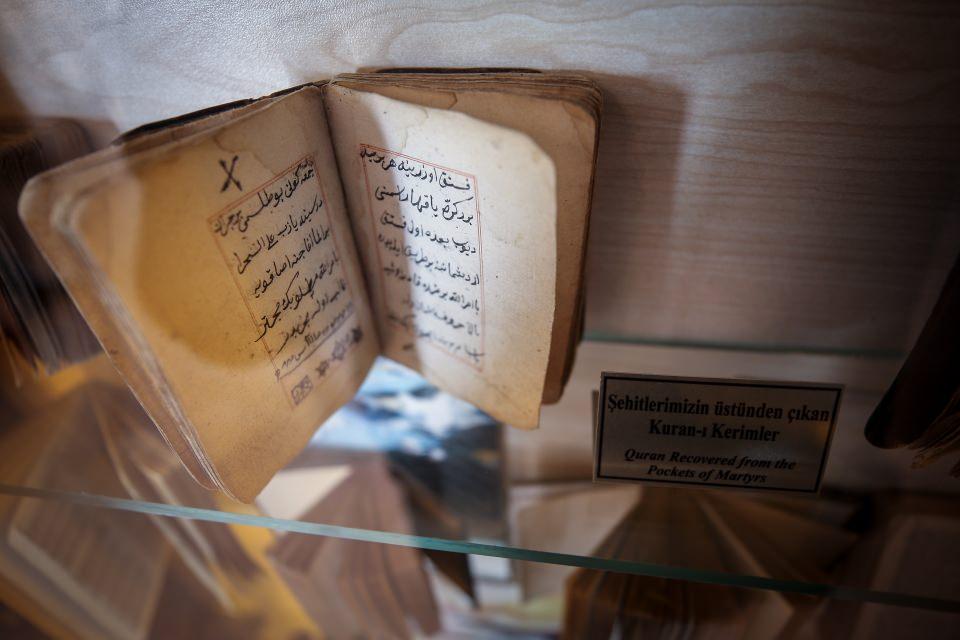 <p><strong>"Ziyaretçiler tarihi yakından tanıma fırsatı buluyor"</strong></p>
<p>Tarihi yarımadadaki özel "1915 Seddülbahir Ahmet Uslu Müzesi"nin sorumlusu İsmail Eker de müzede 104 yıl önceki savaşa tanıklık eden tüfek, tabanca, kasatura, top mermileri ve şarapnel parçaları gibi materyaller ile askerlerin kişisel eşyalarının sergilendiğini ifade etti.</p>