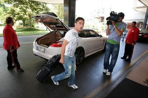 <p>SABRİ SARIOĞLU</p>

<p>PORSCHE PANAMERA</p>
