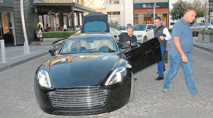 <p>WESLEY SNEİJDER</p>

<p>ASTON MARTİN</p>
