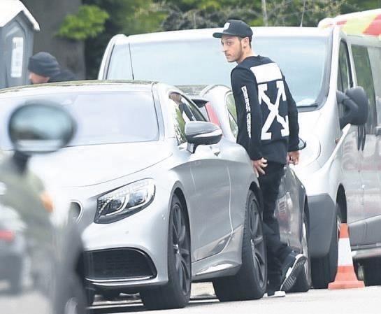 <p>MESUT ÖZİL</p>

<p>MERCEDES</p>

<p> </p>
