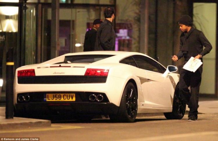 <p>ROBİNHO</p>

<p>LAMBORGHİNİ</p>
