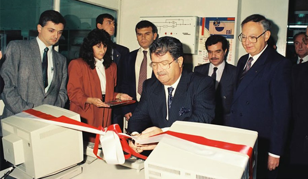 <p>22 Eylül 1990 tarihinde ODTÜ’de yeni bilgisayar sisteminin işletmeye alınmasının açılışını yaparken (1990)</p>
