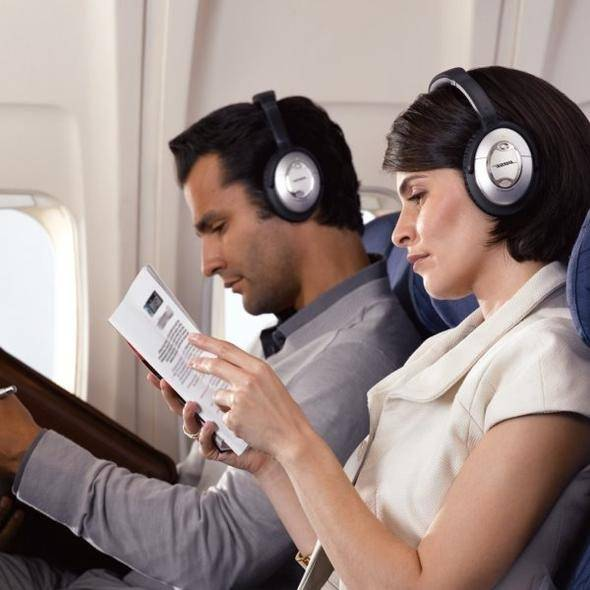 <p>U&ccedil;uş sırasında verilen kulaklıklar... Onları kimse yıkamıyor.</p>
