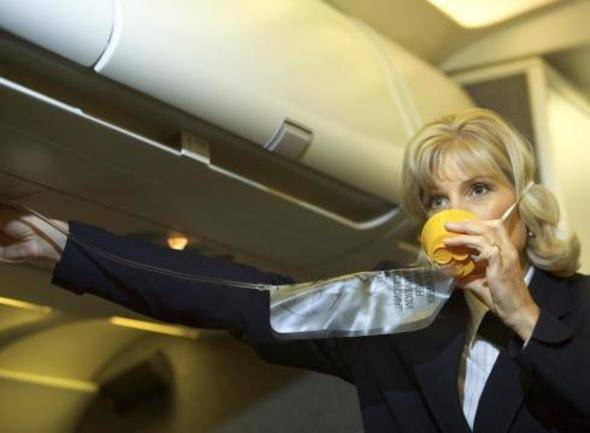 <p>Aslında oksijen maskeleri sadece 15-20 dakikalık ihtiyacı karşılayabiliyor.</p>
