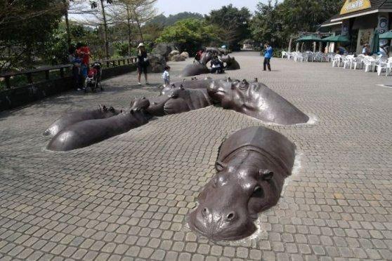 <p>Taipei Hayvanat Bahçesi'nde bulunan su aygırı heykelleri - Tayvan</p>
