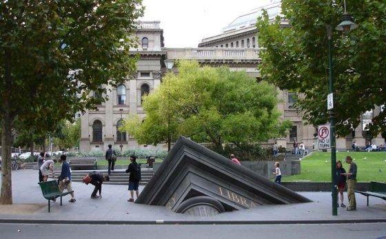 <p>Melbourne şehir kütüphane'sinde bulunan batan bina heykeli - Avustralya</p>
