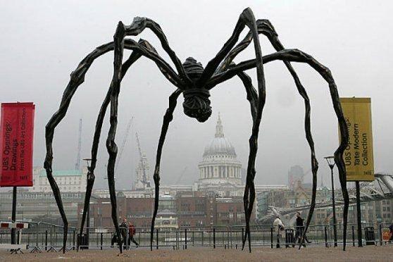 <p>Tate Modern Sanatlar Müzesi'nde bulunan örümcek heykeli / Londra</p>
