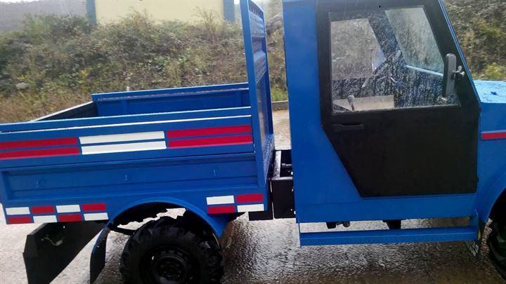 <p>Giresun’da bir firma, ünlü İtalyan otomobil markası Ferrari’nin şaha kalkmış at figürlü logosundan ve Anadolu’nun yabani atları olan, her türlü şartta hayatta kalabilen ’Yılkı’ atlarından esinlenerek ürettiği çok amaçlı tarım araçlarına koşan at figürlü logo tasarlayarak ’Yılka’ ismini verdi.</p>