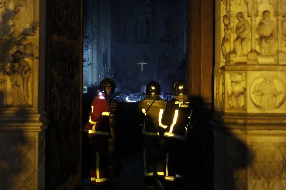 <p>Katedralin içerisine giren yangın söndürme ekiplerinin o anları objektiflere böyle yansıdı. İşte içeriden ilk görüntüler...</p>
