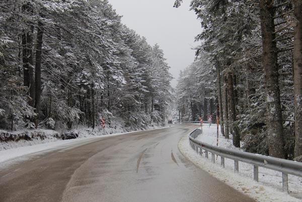 <p>Uludağ'daki bir otelin yöneticisi Harbi Türk, "Uludağ'da kış geri geldi. Kışın nasıl yağdıysa şu anda da öyle kar yağıyor. </p>

<p> </p>
