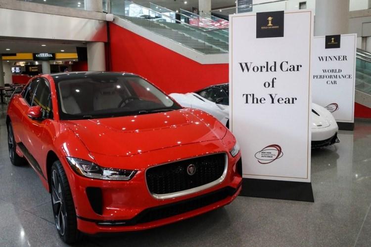 <p>Jaguar’ın ilk elektrikli aracı "2019 Dünyada Yılın Otomobili" ödülünün yanında, en iyi tasarım, en iyi yeşil araba ödülü ve en iyi kapsamlı araç ödüllerini aldı.</p>
