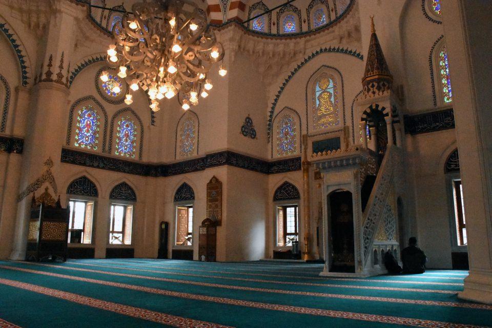 <div><strong>"Günde ortalama 150 kişi ziyaret ediyor"</strong></div>
<div> </div>
<div>Caminin inşasında o dönemde Japonya'ya göçen Kazan Türkleri ile ömrünün son yıllarını Japonya'da geçiren Türk yazar ve fikir adamı Abdürreşit İbrahim'in büyük payı olduğunu belirten Çınar, caminin dünü ve bugününü şöyle anlattı:</div>