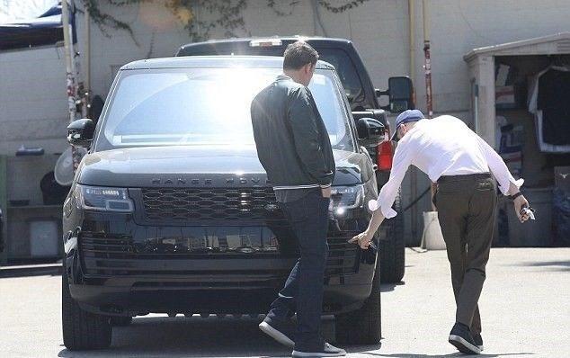 <p>BEN AFFLECK</p>

<p>RANGE ROVER</p>
