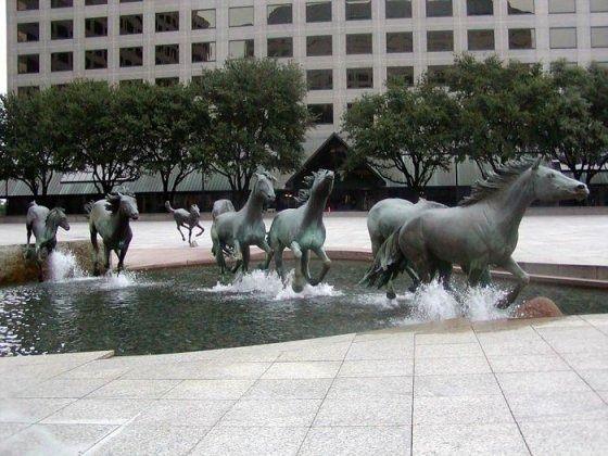 <p>Koşan atlar , Robert Glen - Irving / Teksas</p>
