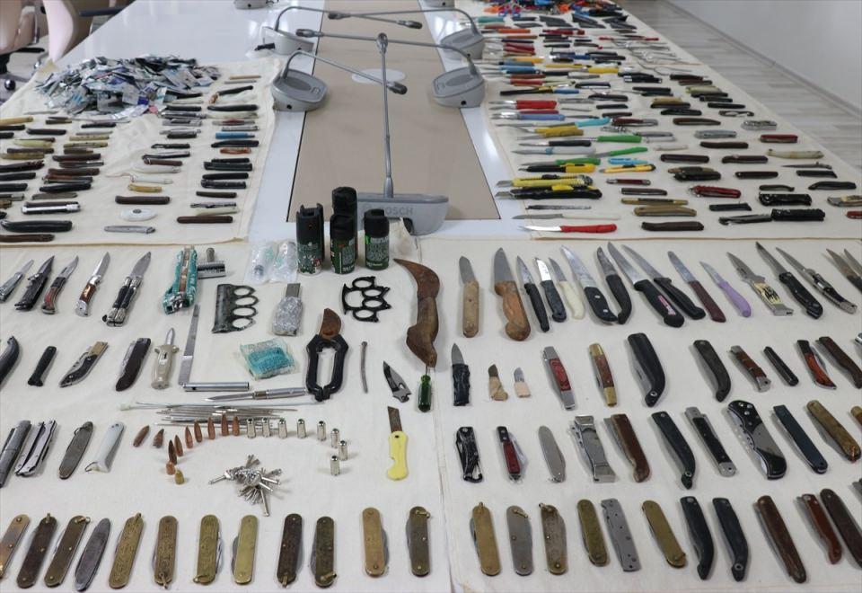 <p>Ele geçirilen malzeme ve yakalanan şahıslarla ilgili açıklama yapan Diyarbakır Cumhuriyet Başsavcısı Kamil Erkut Güre, yaklaşık 2 buçuk senedir Diyarbakır Adalet Sarayı’nın ana binasında, diğer ek binalarında adalet hizmetinin daha sağlıklı yerine getirilebilmesi amacıyla bazı önleyici tedbirler aldıklarını söyledi. </p>
<p> </p>