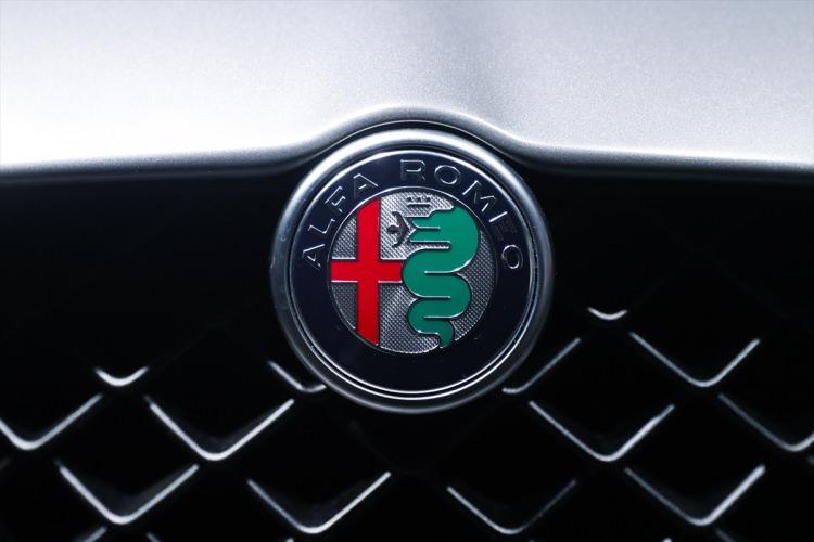 <p>2020 Alfa Romeo Stelvio</p>
