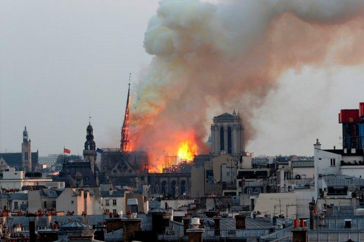 <p>Fransa'nın başkenti Paris'teki tarihi Notre Dame Katedrali'nin büyük kısmının yangında tahrip olması insanlığın ortak mirası olarak kabul edilen birçok eserin Suriye, Irak ve Afganistan'daki savaşlarda yok edilmesini akıllara getirdi.</p>
