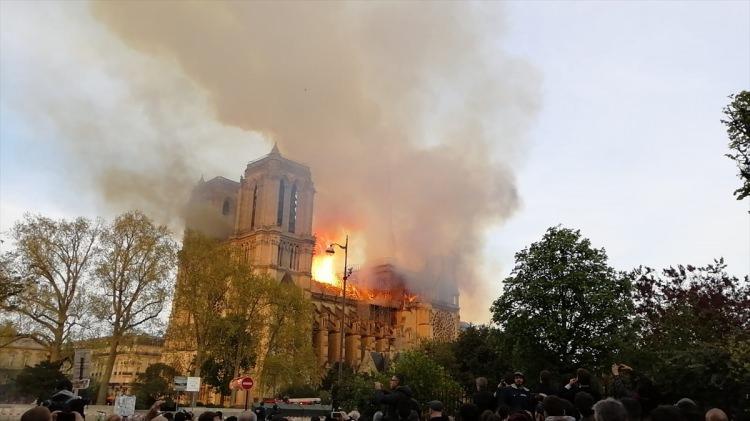 <p>Fransa'nın başkenti Paris'in simgelerinden tarihi Notre Dame Katedrali'nin yangında büyük zarar görmesi savaşlarda kasten yok edilen İslam kentlerindeki eserleri hatırlattı.</p>
