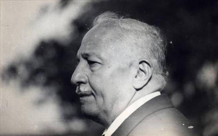 <p><strong>Necmettin Erbakan</strong></p>

<p>27 Şubat 2011 yılında solunum ve çoklu organ yetmezliği sebebiyle 84 yaşındayken Ankara'da vefat etti. Son anlarında başında 'Yasin' okuyan Lütfü Doğan'a dönmüş, 'Hakk'a yürüyoruz Hoca!' demiş ve son nefesini vermiştir.</p>
