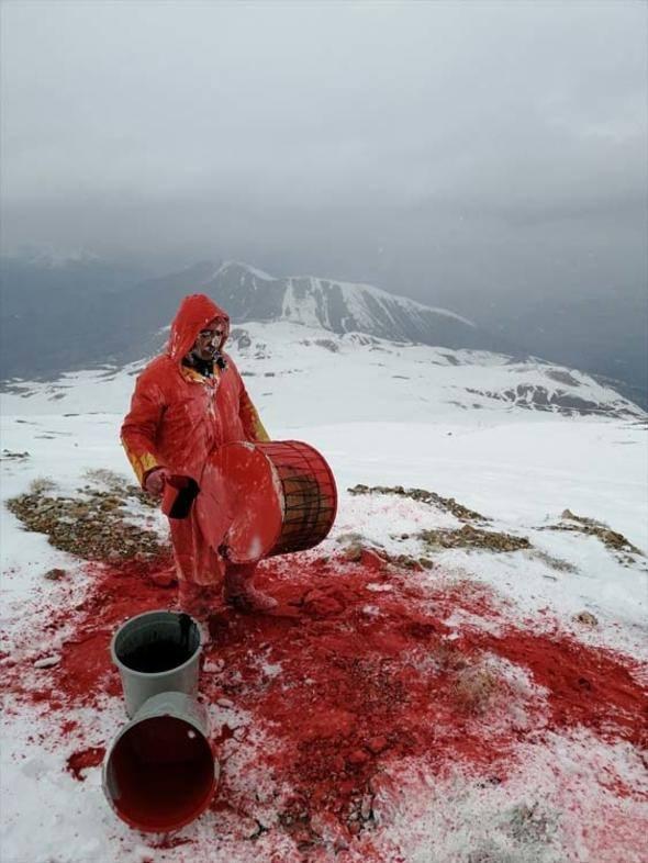 <p>Kavukçu, etkinliği şiddete tepki olarak yaptığını ifade ederek, şunları belirtti:</p>

<p>"İnsanlığın ilk iletişim araçlarından biri olan davul geleneksel dili de içinde barındırıyor. Bir sanatçı olarak herkesin anlayabileceği bir ses olan davul ile insanların en büyük trajedilerinden şiddete tepki vermek, şiddetin var olduğunu insanlara hatırlatmak için bir uyarı vermek istedim. Çalışmamda davul ile boyaları da kullandım. Davul ile çıkardığım ses S.O.S. sinyaliydi, çalışmamda mors alfabesinde üç kısa, üç uzun ve üç kısa ile SOS sesini davul ile verdim. Hem yerel, hem ulusal hem de evrensel bir bütün olarak yardım çağrısında bulunmaya çalıştım. Şiddet var olduğu sürece bu çalışmalarımı sürdüreceğim."</p>
