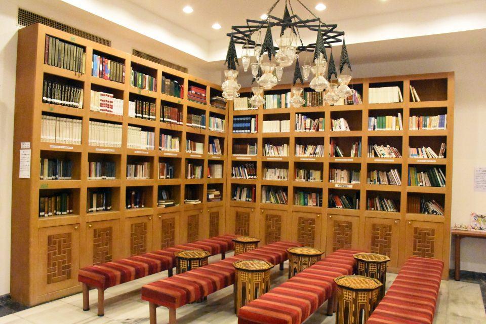 <div>Çınar, pek çok faaliyetin yapıldığı Tokyo Camisi'ne ziyaretlerin, Yeni Zelanda'da geçen ay iki camiye düzenlenen terör saldırısının ardından artış gösterdiğini dile getirerek, "Çok sayıda Japon, gerek mektup gerekse çiçek göndererek taziyelerini bize iletti." dedi.</div>
<div> </div>