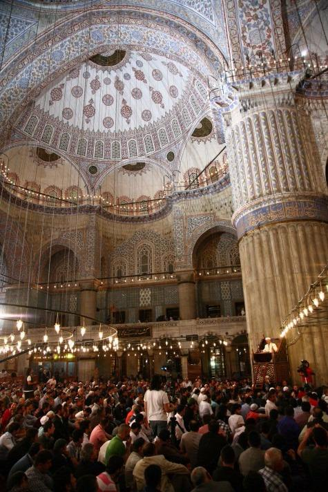 <p>Senden kalblerimize ışık, iradelerimize güç, düşüncelerimize istikamet, niyetlerimize de hulûs istiyoruz. Bizleri iç dünyamızla yeniden inşa ederek ruhlarımıza ahsen-i takvîm sırrını duyur.</p>
<p> </p>
