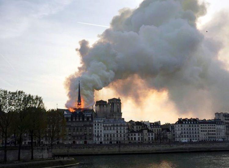 <p>Avrupa'da en çok ziyaret edilen yerlerin başında gelen tarihi Notre Dame Katedrali'nde renovasyon çalışmaların yapıldığı bölümde yangın çıktı.</p>
