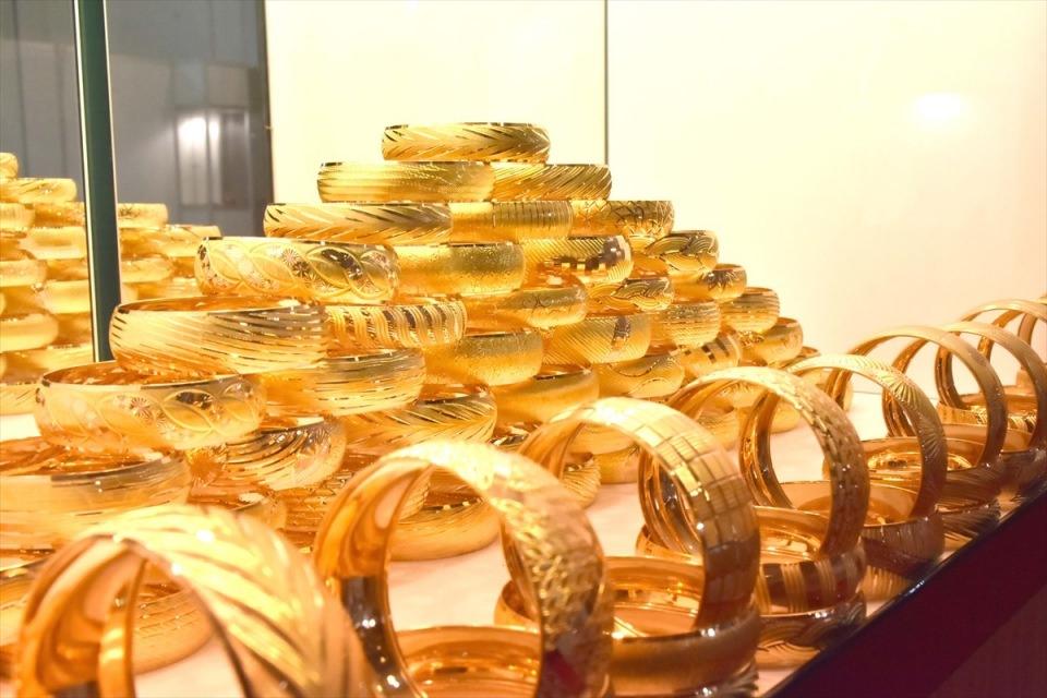 <p>Yerli ve yabancı alıcı bulabiliyoruz. Kuyumcular bunlara çok ilgili, elimizdeki stokları erittik. Toplamda 60 kiloya yakın altın sattık" dedi.</p>
