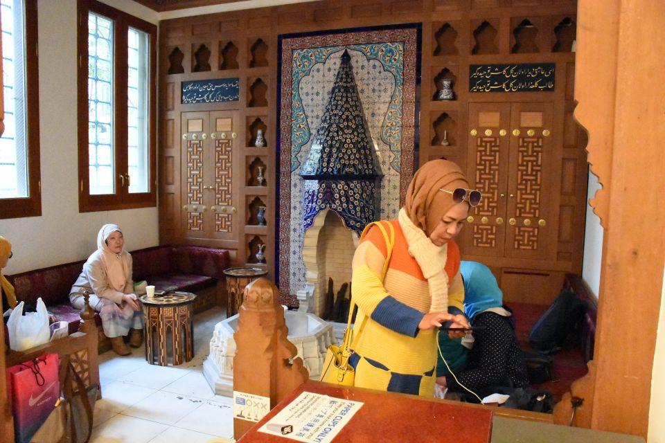<div><strong> "Her ay Müslüman olmak için gelen Japonlar var"</strong></div>

<div> </div>

<div>Çınar, kültür faaliyetleri kapsamında her ay Türk yemekleri gününün de yapıldığını belirterek, "Aynı şekilde Ramazan boyunca camimizde her gün iftar programı düzenleniyor. Bu programa da Müslüman ve gayrimüslim herkes katılabiliyor." diye konuştu. </div>
