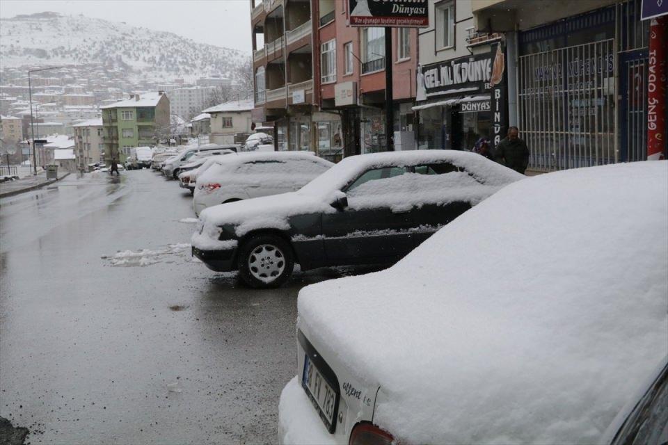 <p>Yurdun büyük bir bölümünü etkisi altına alan soğuk ve yağışlı hava Yozgat'ta da etkisini gösterdi. Gece başlayan ve aralıklarla devam eden kar şehri beyaza bürüdü.</p>

<p> </p>
