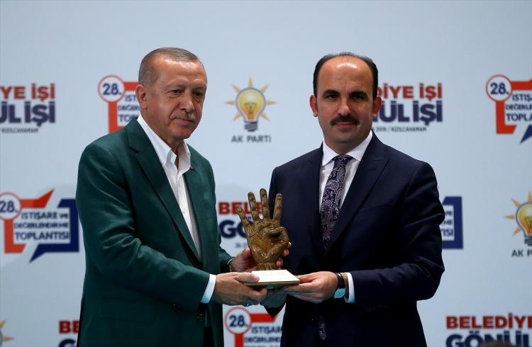 <p>Cumhurbaşkanı Erdoğan, Konya Büyükşehir Belediye Başkanı Uğur İbrahim Altay'a ödül verdi.</p>
