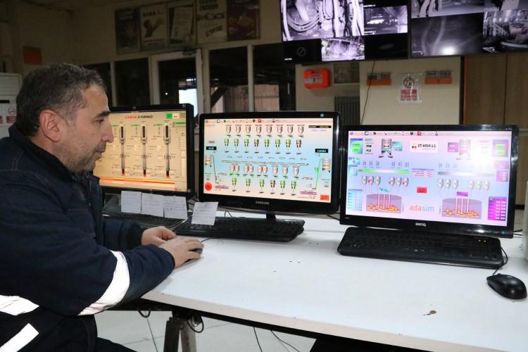 <p>T&uuml;rkiye'nin tek y&uuml;ksek kaliteli ve y&uuml;ksek karbonlu ferrokrom &uuml;reticisi unvanına sahip Eti Krom, Elazığ'ın Alacakaya il&ccedil;esinde &ccedil;ıkardığı madenle, T&uuml;rkiye'nin krom cevheri &uuml;retiminin yarısını ger&ccedil;ekleştiriyor.</p>
