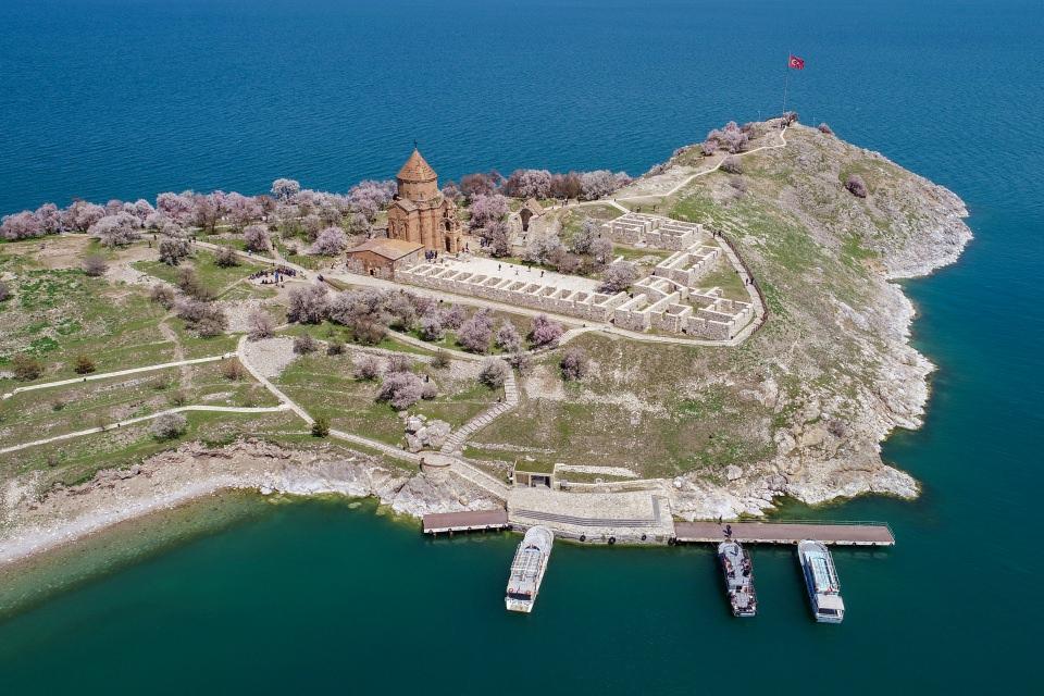 <p>Gevaş ilçesindeki Akdamar Adası'nda Vaspurakan Kralı 1'inci Gagik tarafından 915-921 yıllarında yaptırılan kilisede gerçekleştirilen ayine Türkiye ve dünyanın birçok yerinden gelen Ermeniler katılıyor.</p>

<p> </p>
