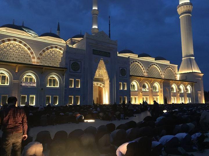 <p>“Gençlerimizle sabah namazında Büyük Çamlıca Camii’nde buluşuyoruz” şeklinde duyurulan etkinliğe Diyanet İşleri Başkanı Prof. Dr. Ali Erbaş da katıldı.</p>
<p> </p>