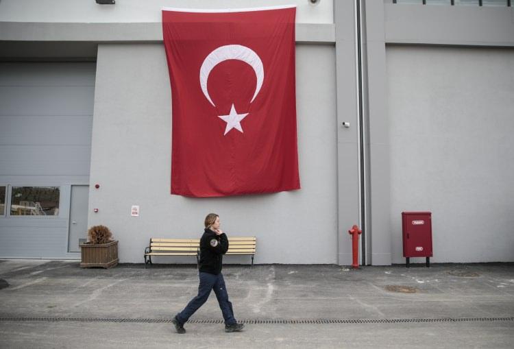 <p>Belli dönemlerde tazeleme eğitimlerine katılan Erol, zaman zaman simülatör cihazında uçuş bilgilerini pekiştiriyor.</p>