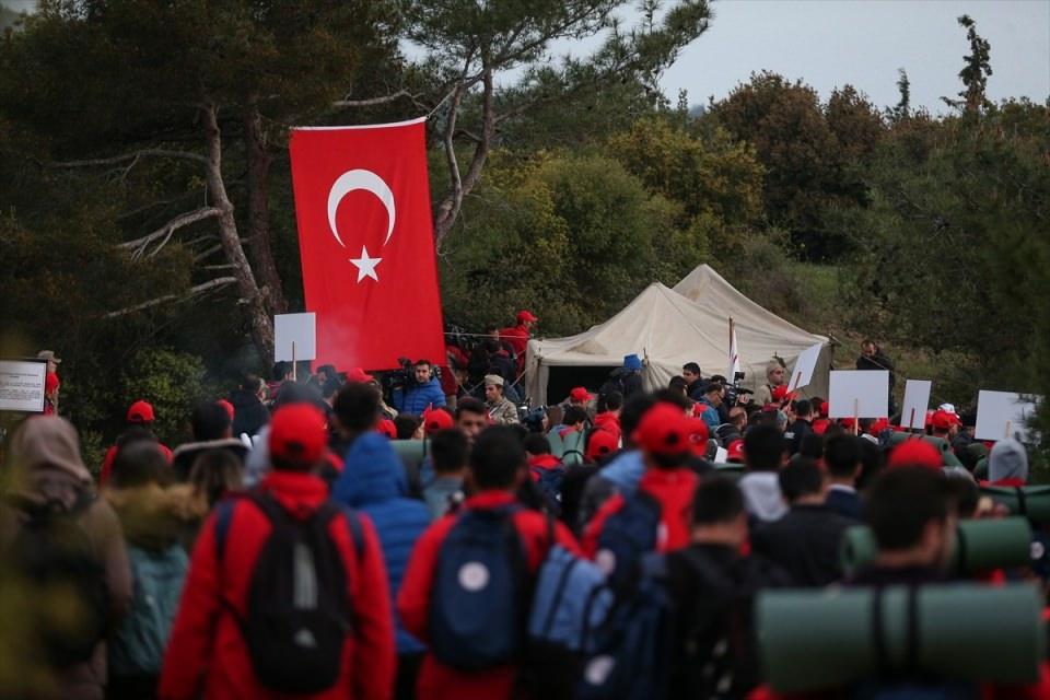 <p>Yarınlara bu değerli gençlerimizle, onların o aydınlık yüzleriyle yürüyeceğiz. Güçlü Türkiye'yi, tıpkı 15 Temmuz'da olduğu gibi bizim kardeşliğimizi, birliğimizi, beraberliğimizi bozmak isteyenlere her daim güçlü bir şekilde durmak için daha çok çalışacağız, daha çok üreteceğiz. Daha donanımlı bir gençlik için de çalışmaya devam edeceğiz."</p>
