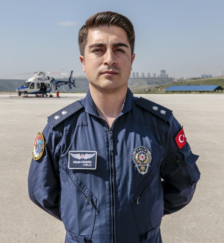 <p>Mesai için her sabah erkenden Gölbaşı'ndaki Havacılık Daire Başkanlığına gelen Erol, ilk olarak ilgili büro amiri tarafından hava durumu ve uçuş güvenliğinin anlatıldığı brifinge katılıyor.</p>