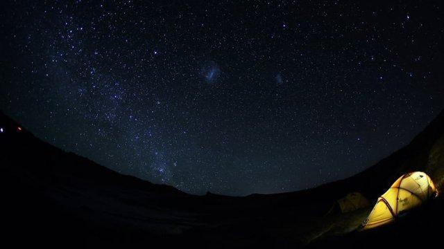 <p>ATACAMA ÇÖLÜ, ŞİLİ</p>

<p>Dünyada gökyüzünün en açık olduğu yerlerin başında gelen Atacama Çölü, yıldız gözlemcilere ideal bir ortam sunuyor. Diğer çöllere göre en kurak coğrayfaya sahip bölgede, hemen hemen hiç bulut bulunmuyor. </p>
