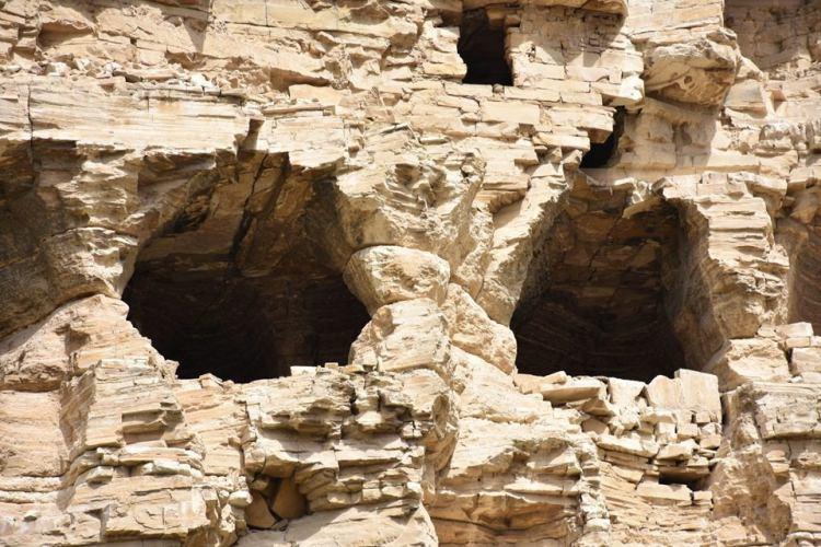 <p>M.Ö 2 bin yıllarında, bugünkü Gürün ilçesinde barınma ve sığınma amacıyla yapıldığı tahmin edilen mağaralar, dağ yamacında yan yana ve alt alta sıralanıyor. Bakıldığında 3 ve 5 katlı ilkel bir apartman görüntüsünü andıran mağaralarda, küçük odalar bulunuyor. Tarihte ilk yerleşik hayata geçen Hititler döneminde yapıldığı ileri sürülen mağaraların, daha sonra çeşitli medeniyetlere de ev sahipliği yaptığı biliniyor.</p>
