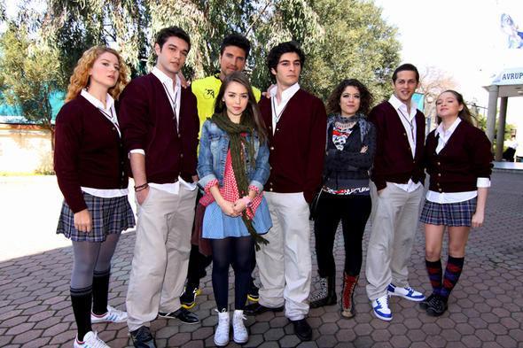<p>2011 yılında izleyici ile buluşan 'Kolej Günlüğü' dizisini hatırlayanlar var mı? </p>
<p> </p>
<p>Onur, Mert ve Elif'in hikayesini anlatan dizi çok uzun soluklu olmamıştı... Buna rağmen dizi sektörüne iki başarılı isim kazandırdı!</p>